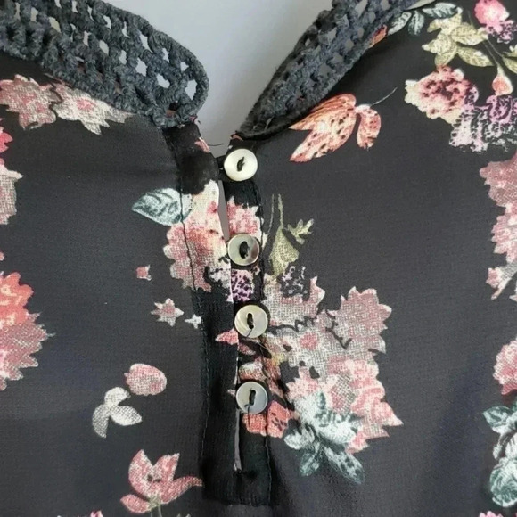 Live 4 Truth | Top  | Size L | Crochet Accent - Picture 6 of 7